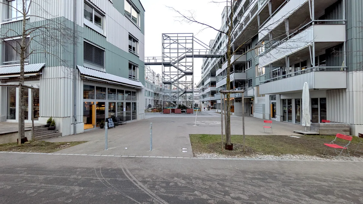 Gebäude in einem Neubauquartier.